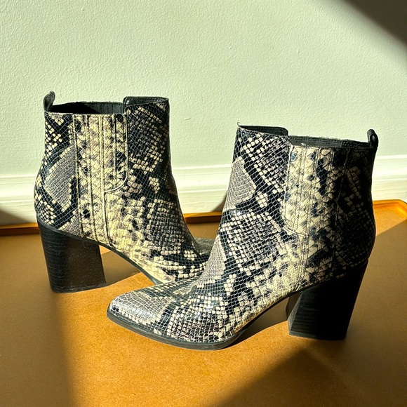 Snakeskin Marc Fisher ankle height boots (size 9M) - Picture 3 of 6